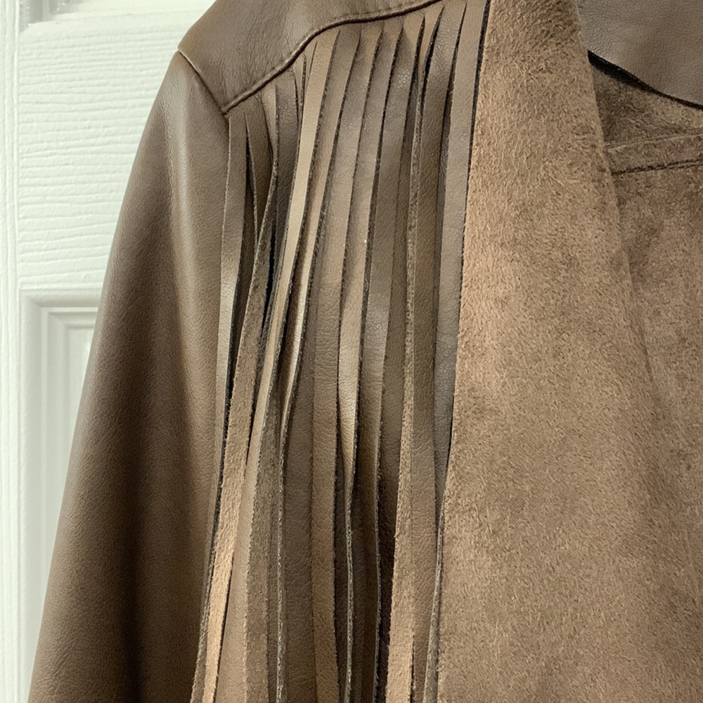 COFFEESHOP FAUX LEATHER JACKET BROWN/wFRINGE SZ M CROPPED 100%POLY-ZIP WRIST - Picture 3 of 9